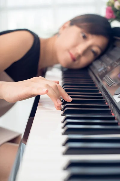 Joven Coreana Tocando Piano Casa —  Fotos de Stock