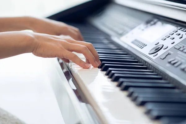 Les Mains Femme Jouant Piano Les Boutons Les Fonctionnalités Ont — Photo