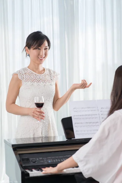 Joven Asiático Mujer Con Vino Tinto Vidrio Escuchar Música Amigo — Foto de Stock