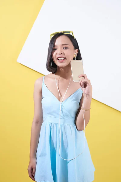 Heureuse Femme Vietnamienne Écoutant Musique Dans Son Téléphone — Photo