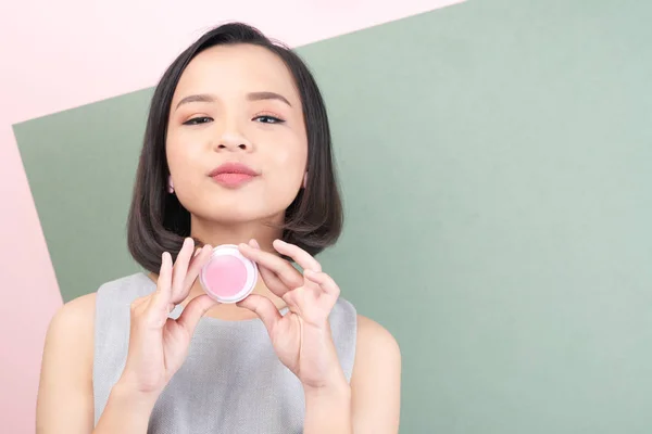 Vackra Vietnamesiska Kvinna Visar Lip Balm Som Hon Använt — Stockfoto