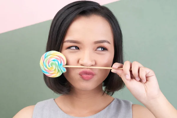 Gezicht Van Jonge Aziatische Vrouw Poseren Met Lollipop Snoep — Stockfoto
