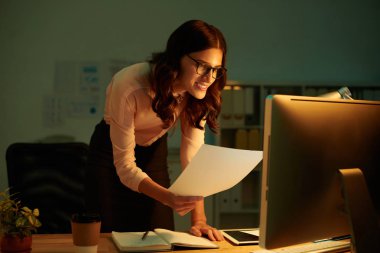 Belge bilgi bilgisayar ekranında El okuma ile gülümseyen genç ve güzel kadın