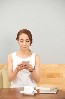 Güzel kız öğrenci kafe ve hecking ona telefon oturma