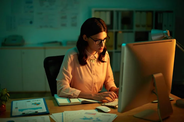 Joven Mujer Negocios Trabajando Computadora Oficina Oscura —  Fotos de Stock