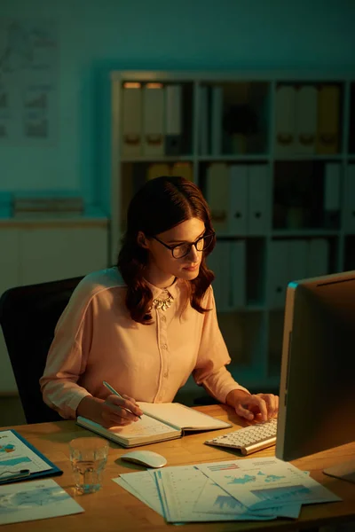 Jeune Femme Lisant Les Données Écran Ordinateur Prenant Des Notes — Photo