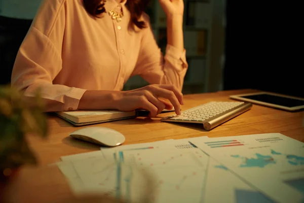 Bijgesneden Afbeelding Van Zakelijke Dame Bezig Met Computer Aan Haar — Stockfoto