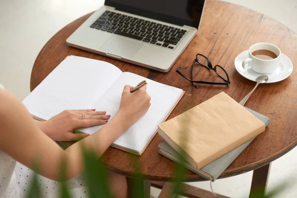 Manos Estudiante Escribiendo Diario Con Pluma Mesa Con Ordenador Portátil —  Fotos de Stock