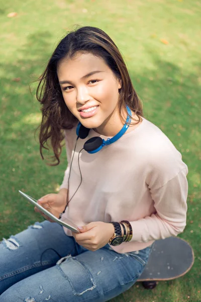 Chica Adolescente Raza Mixta Sentada Aire Libre Con Tablet —  Fotos de Stock