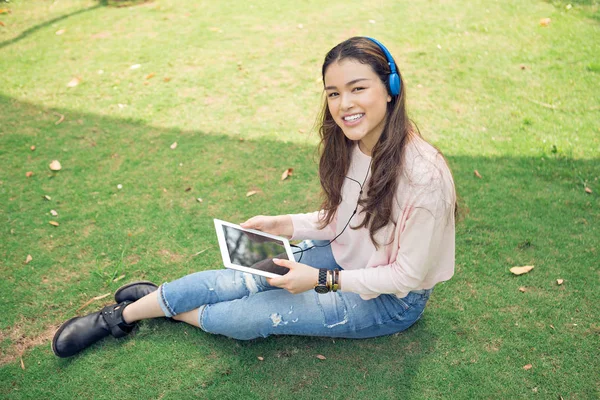 Pretty Vietnamese College Girl Sitting Campus Tablet Computer — Stock Photo, Image