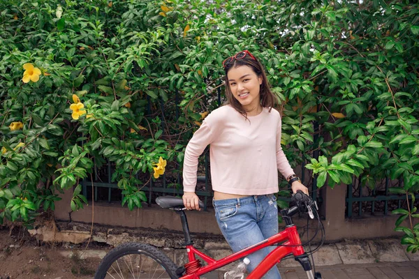 Красива Усміхнена Дівчина Підліток Велосипедом Біля Зелених Дерев — стокове фото