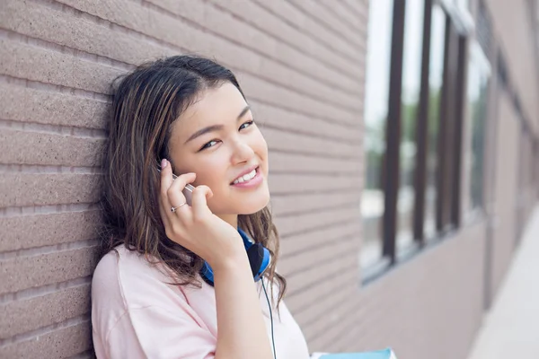 Retrato Bonita Chica Asiática Hablando Por Teléfono Mirando Cámara —  Fotos de Stock