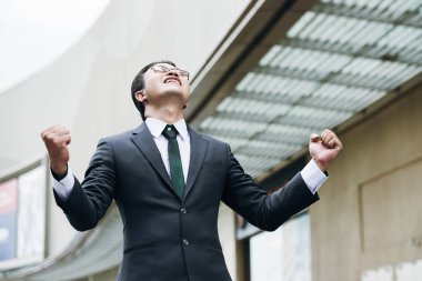 Kendinden geçmiş Asya işadamı ofis binası başarı kutluyor