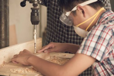 Çocuk ahşap tahta, seçici odak delik delme