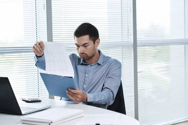 Besorgter Jungunternehmer Prüft Jahresfinanzbericht — Stockfoto