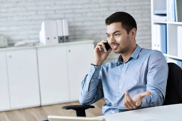 Portret Przystojny Młody Biznesmen Rozmowy Telefon — Zdjęcie stockowe