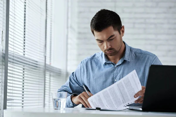 Seriöser Geschäftsmann Überprüft Dokument Bevor Unterzeichnet — Stockfoto