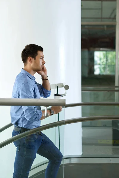 Jungunternehmer Geht Mit Tasse Kaffee Die Treppe Hinauf Und Telefoniert — Stockfoto