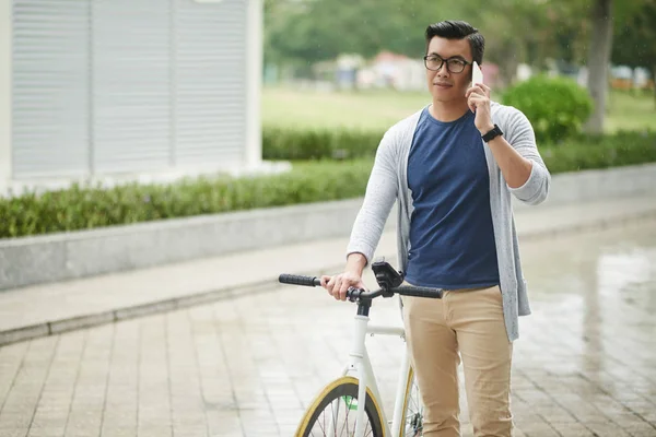 Retrato Hombre Asiático Sonriente Con Bicicleta Pie Bajo Lluvia Llamando —  Fotos de Stock