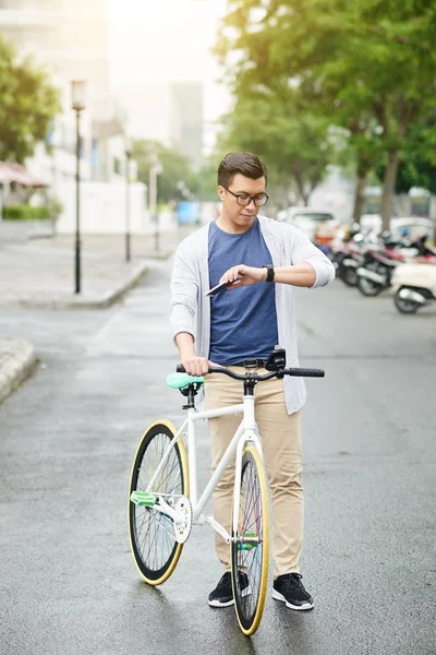 Молодой Азиат Велосипедом Проверяет Информацию Своих Умных Часах — стоковое фото