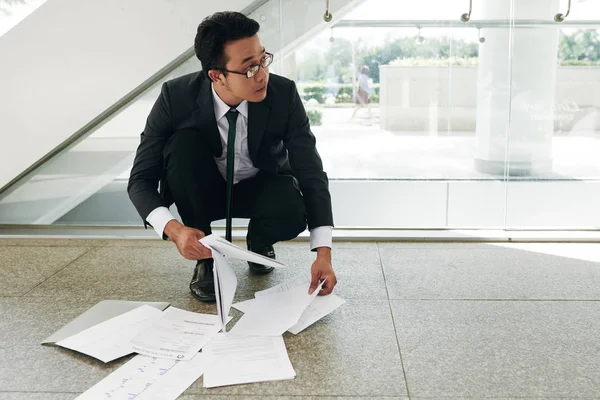 Asustado Empresario Asiático Recogiendo Documentos Caídos Suelo — Foto de Stock