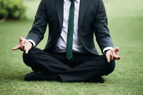 Park Yeşil Çim Üzerinde Meditasyon Takım Elbiseli Tanınmaz Işadamı — Stok fotoğraf