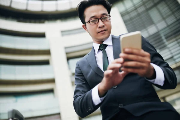 Lage Hoekmening Van Aziatische Zakenman Van Het Tekstoverseinen Smartphone — Stockfoto