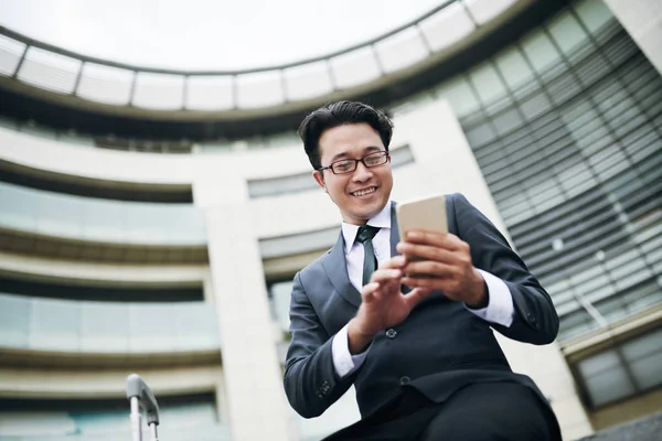 Sonriente Hombre Negocios Asiático Gafas Texto Teléfono Inteligente — Foto de Stock