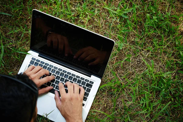 Close Shot Unrecognizable Man Lying Green Lawn Using Modern Laptop — Stock Photo, Image