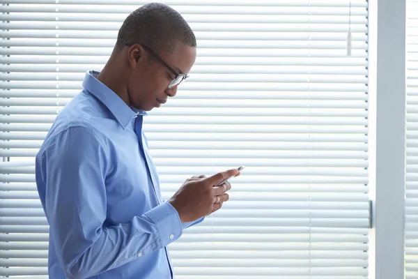 Hombre Negocios Negro Leyendo Mensajes Teléfono Inteligente — Foto de Stock