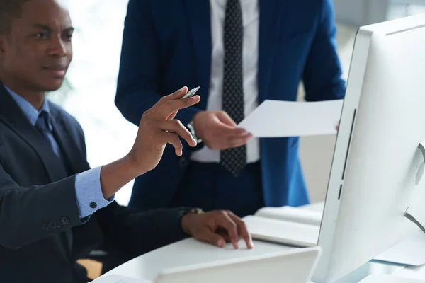 Finansiella Chefer Diskuterar Data Datorskärmen Med Papper — Stockfoto