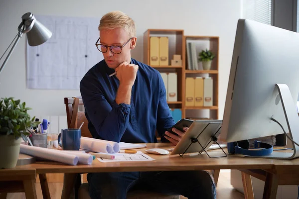 Professioneller Architekt Arbeitet Büro Neuem Projekt — Stockfoto