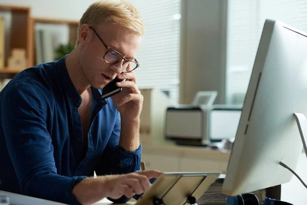 Joven Hombre Negocios Gafas Usando Tableta Llamando Por Teléfono — Foto de Stock