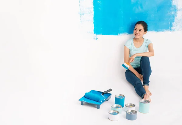 Asiático Joven Mujer Sentado Pintado Azul Blanco Pared Latas Con — Foto de Stock