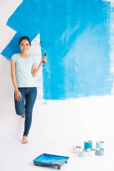 Vrolijke Jonge Aziatische Vrouw Schilderij Muren Kamer — Stockfoto