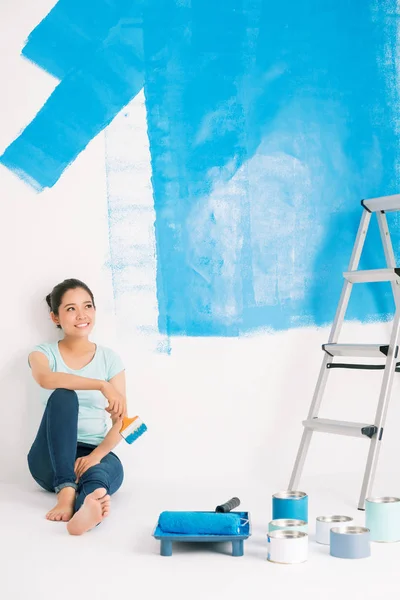 Soñador Asiático Joven Mujer Sentado Pintado Azul Blanco Pared Escalera — Foto de Stock
