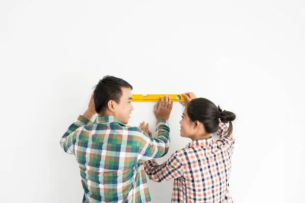 Alegre Asiático Joven Pareja Redecorando Apartamento Pared —  Fotos de Stock