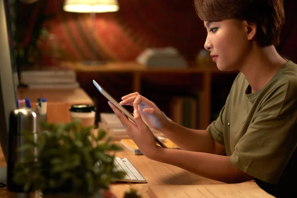 Asian Woman Sitting Table Dark Office Browsing Digital Tablet — Stock Photo, Image