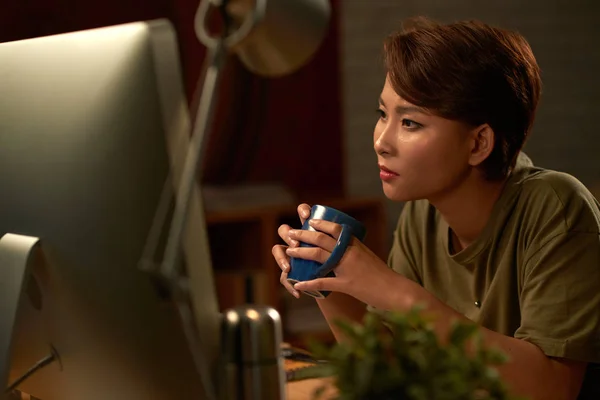 Pretty Vietnamese Business Woman Drinking Coffee Reading Information Computer Screen — Stock Photo, Image