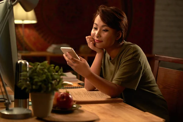 Pretty Asian Young Woman Smiling Browsing Mobile Phone Home Table — Stock Photo, Image