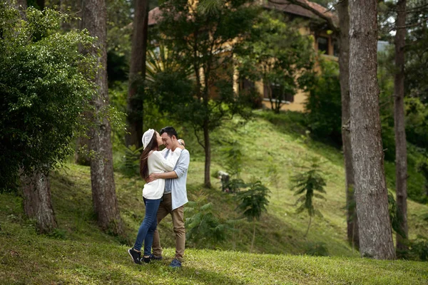 Jeune Couple Asiatique Embrassant Dans Nature Femme Embrassant Son Petit — Photo