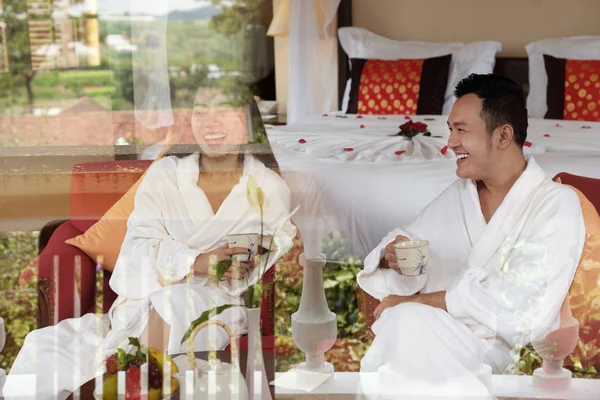 Otel Odasında Zevk Sabah Mutlu Asya Çift Pencere Portre Ile — Stok fotoğraf