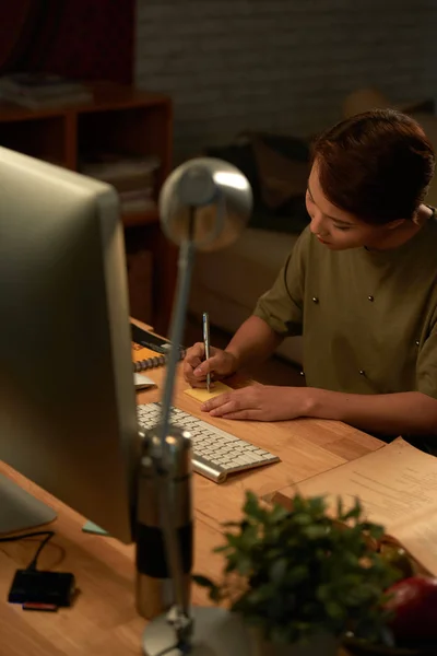 Female Student Writing Reminder Crib Sheet — Stock Photo, Image