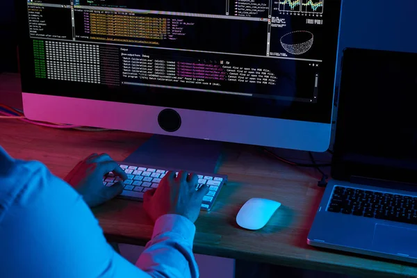 Hombre Programador Irreconocible Escribiendo Teclado Monitor Computadora Con Códigos —  Fotos de Stock