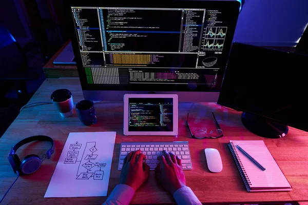 Hombre Programador Irreconocible Escribiendo Teclado Tableta Digital Ordenador —  Fotos de Stock