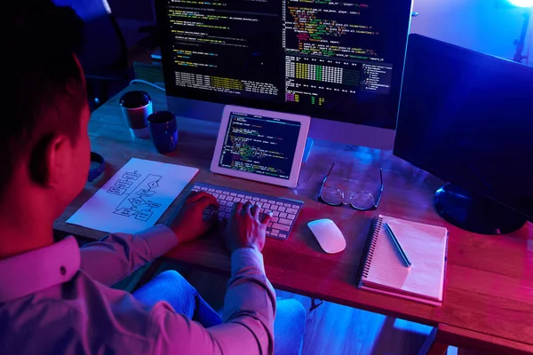 Oigenkännlig Programmerare Man Skriver Tangentbord Digitala Surfplattan Och Datorn — Stockfoto