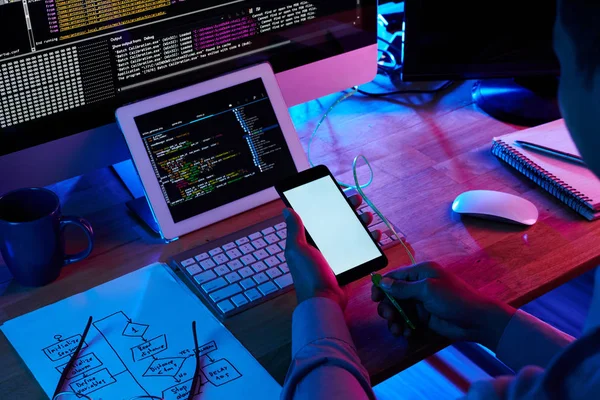 Oigenkännlig Programmer Man Använder Moderna Smartphone När Sitter Vid Skrivbord — Stockfoto