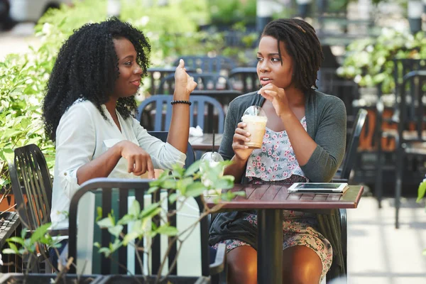 Two Pretty Africa American Women Drinking Cocktails Chatting Cafe Outdoors — Stock Photo, Image