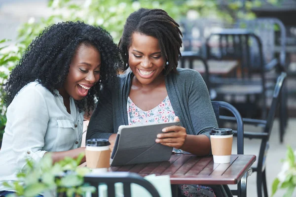Afrikalı Amerikalı Masada Açık Kahve Kafede Oturan Dijital Tablet Tarama — Stok fotoğraf