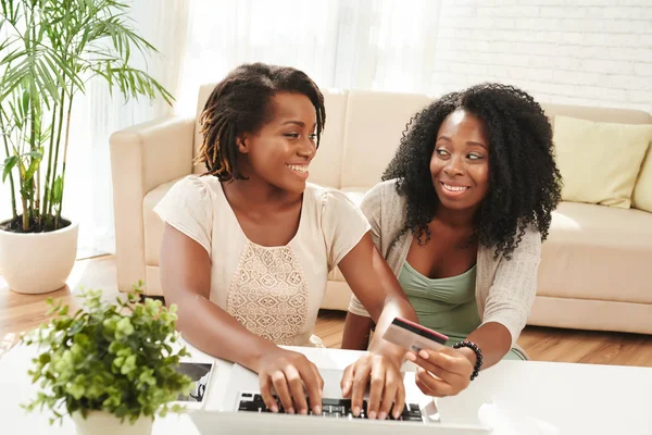 Gelukkig Vriendinnen Winkelen Online Met Credit Card Thuis Het Gebruik — Stockfoto